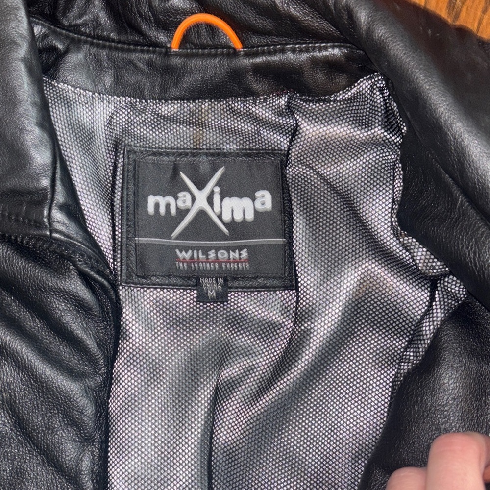 Vintage Wilson’s leather jacket with cute detailing and timeless look - Picture 5 of 14